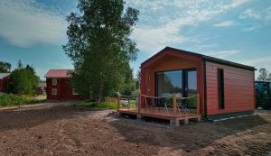 Jokaisessa Villassa on oma terassi. Taustalla näkyy myös esimerkkinä ohjelmapalveluista ainutlaatuinen, talvisodan aikaisiin tapahtumiin perustuva pakopelihuone vanhassa aitassa.