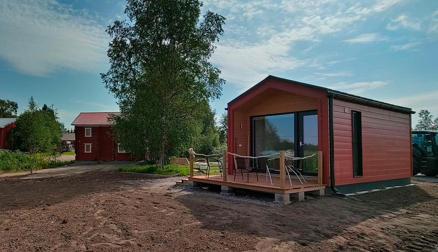 Jokaisessa Villassa on oma terassi. Taustalla näkyy myös esimerkkinä ohjelmapalveluista ainutlaatuinen, talvisodan aikaisiin tapahtumiin perustuva pakopelihuone vanhassa aitassa.