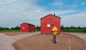 Yrittäjä Raimo Pietilä ja nurmen kylvöön käytetty vanha, mutta varmasti toimiva heinänsiemenen kylvölaite. Tilalla on majoittujien mahdollista päästä tutustumaan mm. 1700-luvun savupirtissä sijaitsevaan talonpoikaismuseoon.