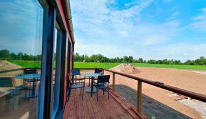 Isoimman Villan terassilta tulee avautumaan nurmen kasvettua upea, suomalainen maalaismaisema. Tähän tilavimpaan rakennukseen on majoittujilla myös esteetön kulku rampilla.