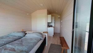 Pienemmän Villan sisustuksesta puuttui vielä äly-tv sekä paikallista taidetta.