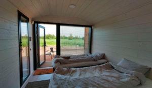 Jokaisesta helmen villasta niin sisältä kuin terassiltakin.avautuu kaunispeltomaisema