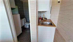 Kaikkiin Villoihin kuuluu oma minikeittiö ja pesuhuone.