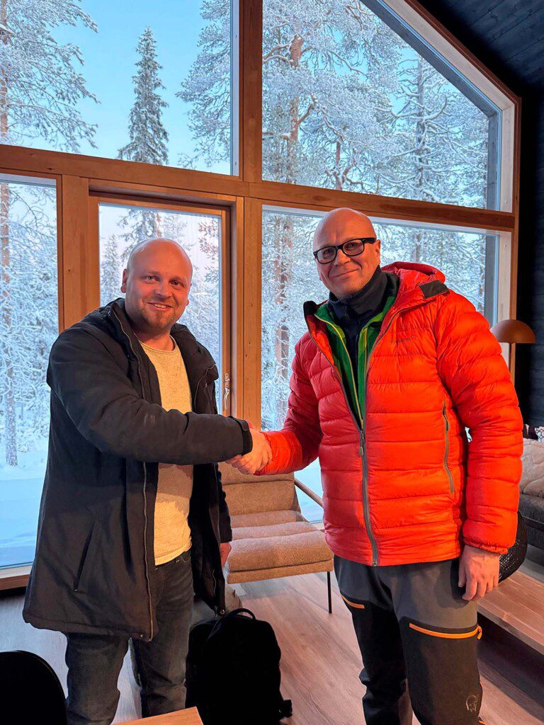 HAWO tehtaanjohtaja ja Riekko Lodge toimitusjohtaja kättelevät
