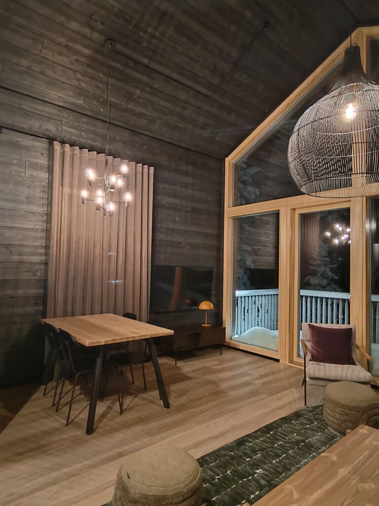 Myös ruokapöydästä käsin voi nauttia villan maisemaikkunoisden näkymistä.