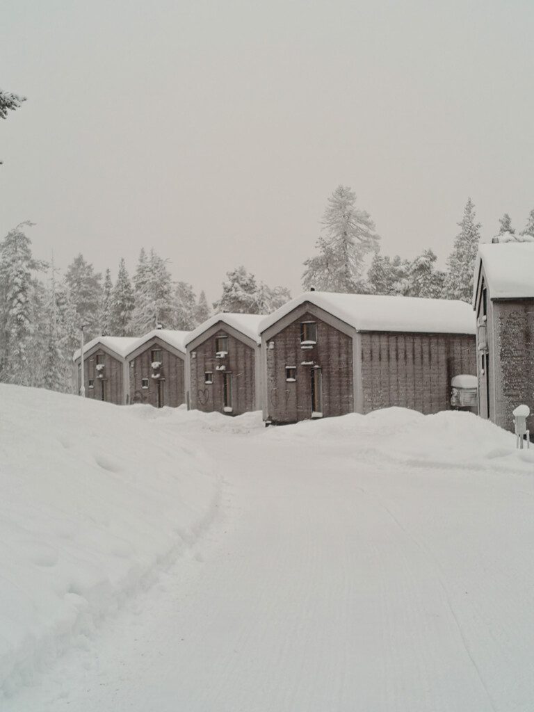 Alarinteen reunalle viuhkaan asemoidut talot ovat osin pilarien päällä ja maisemaikkunoista voi nähdä puiden lomasta läheisten tunturien huippuja.