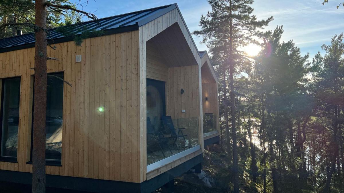 HAWOn loma-asuntoja osittain rinteen päälle asennettuna Herrankukkaron kohteessa Turun saaristossa.